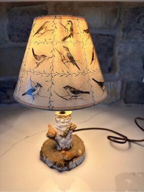 Vtg rustic accent table lamp & shade featuring a birch-style branch and birds